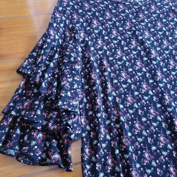 Max & Marcus Floral Cropped Blouse. Size Medium - Picture 8 of 10